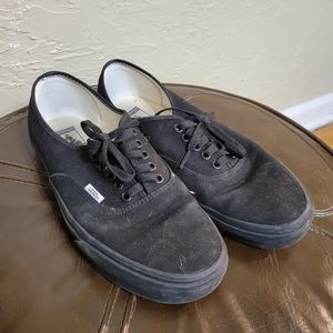 Vans All Black Low Rise Laced